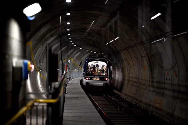 Zug der Linie M4 in einem dunklen U-Bahn-Tunnel