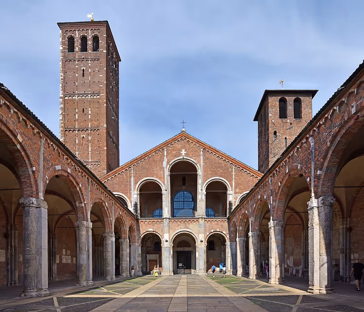 Fasaden til basilikaen Sant'Ambrogio i Milano