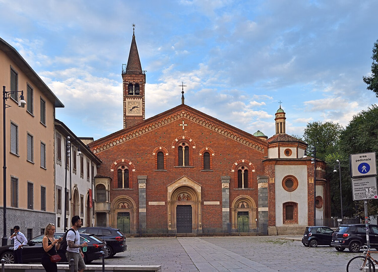 Fasaden til basilikaen Sant'Eustorgio med et klokketårn