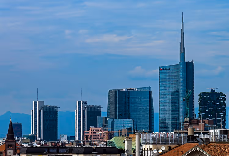 Milanos skyline med skyskrapere, UniCredit-tårnet og Bosco Verticale