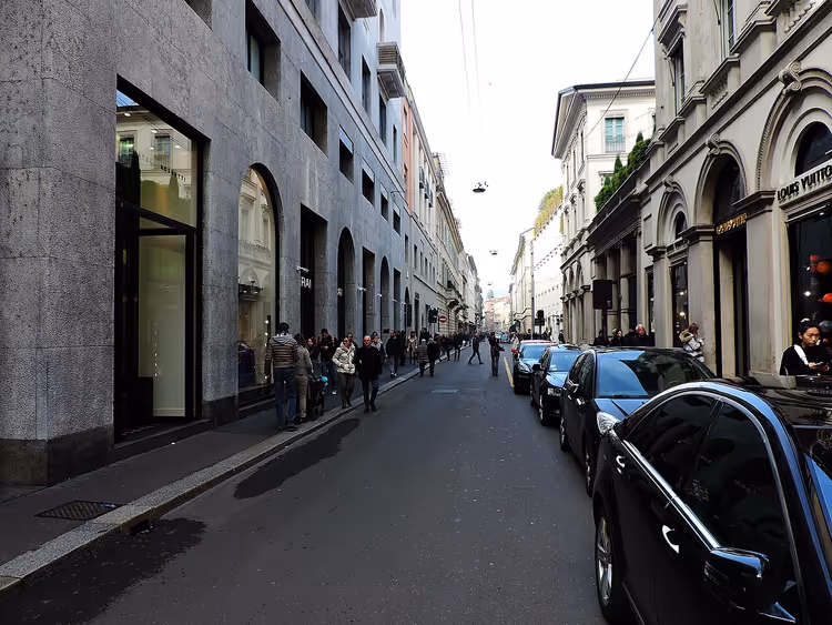 Milano'da otomobiller ve yayalarla Via Montenapoleone
