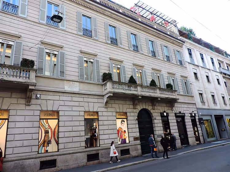 FENDI mağazaları ve yayaların olduğu Milano sokağı