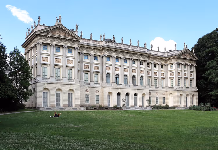 Fasaden til Villa Reale med en grønn park