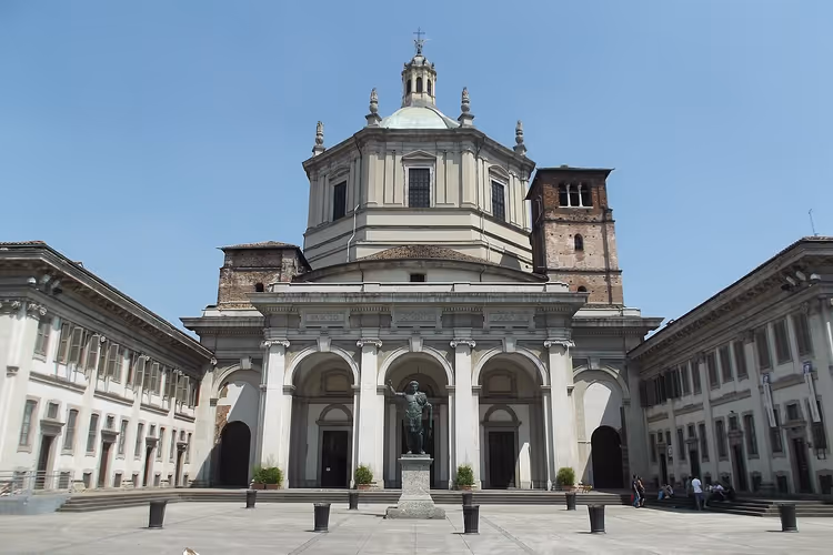 Basilikaen San Lorenzo Maggiore med kuppel og kolonnade