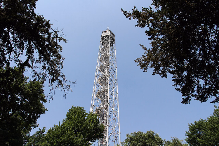 Ståltårnet Branca Tower blant trærne i Parco Sempione
