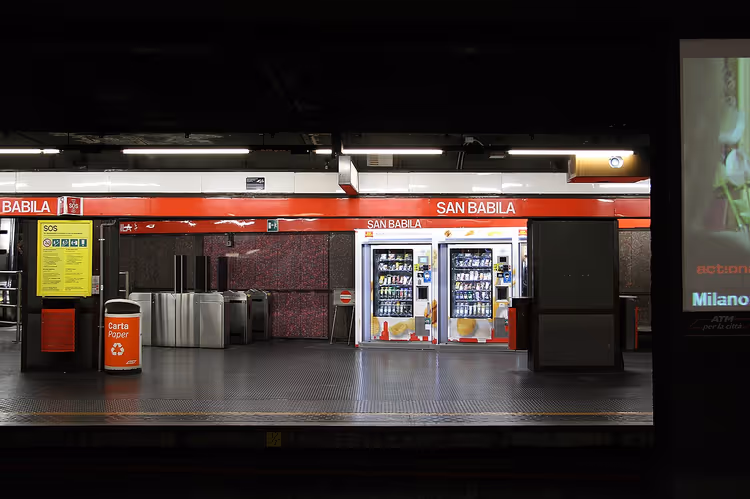 Bahnsteig einer U-Bahn-Station in Mailand