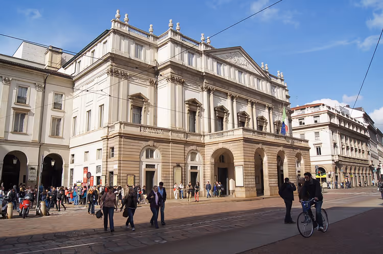 Piazza della Scala med teaterfasaden i Milano