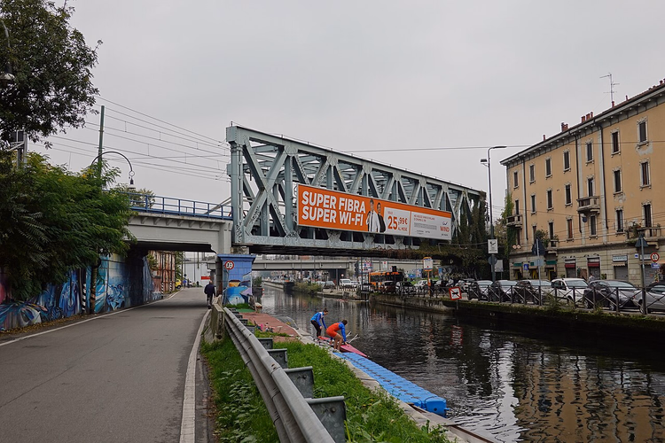 Naviglio Grande-kanalen og jernbanebroen i Milano