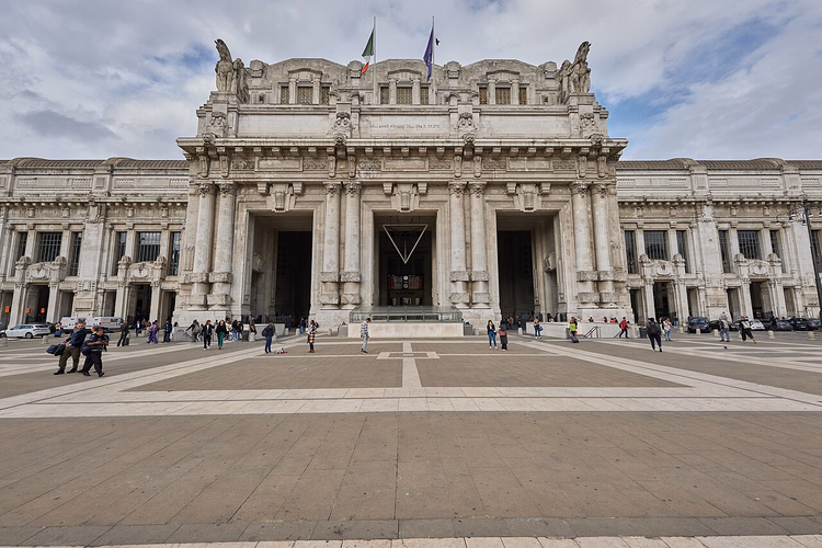 Steinfasaden til Milano Centrale stasjon med plassen