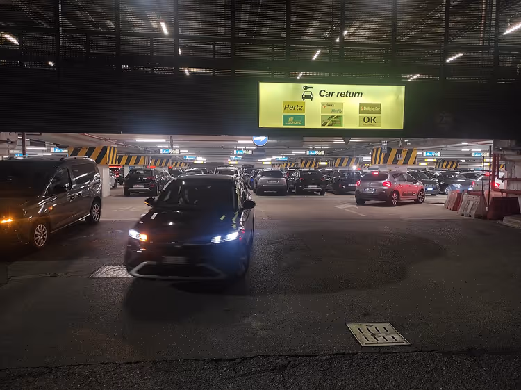 Utleiebilparkering med skiltet Car return