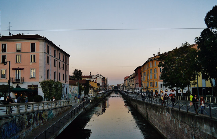 Naviglio Grande-kanalen i Milano ved solnedgang