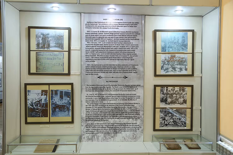 Vitrine met historische foto's van de Azerbeidzjaanse Democratische Republiek