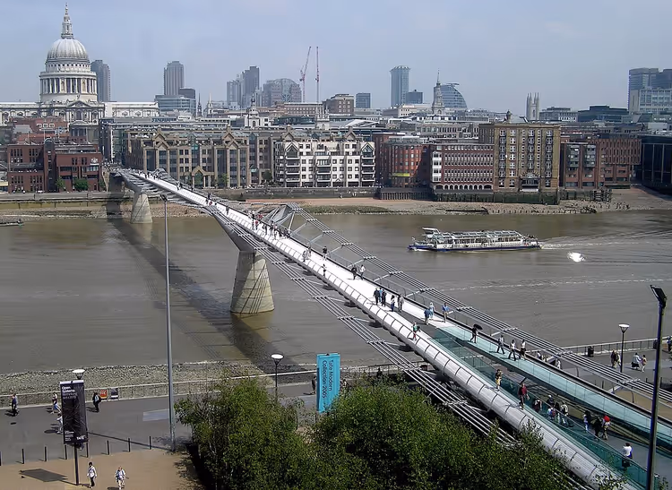Londra'da Thames üzerinde yayalar için Millennium Bridge