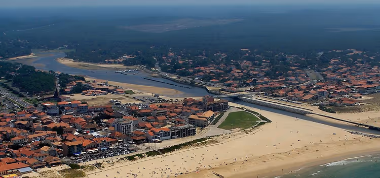 Luchtfoto van Mimizan met rivier en strand