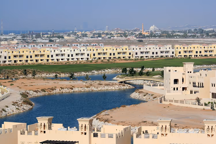 Lagün ve golf sahasıyla Al Hamra Village