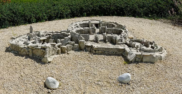 Miniatuur van de megalithische tempel van Mnajdra in het park Mini-Europa