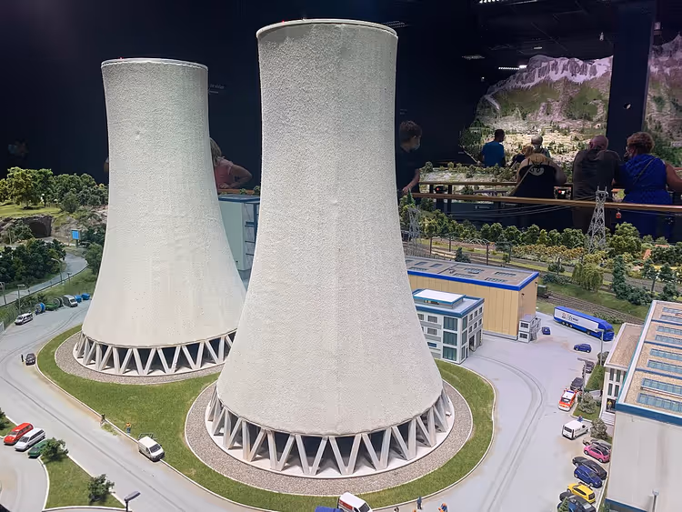 Miniatyr kjernekraftverk med kjøletårn i Mini World Lyon