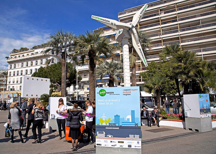 Cannes'ta Croisette üzerindeki palmiyeler ve binalar