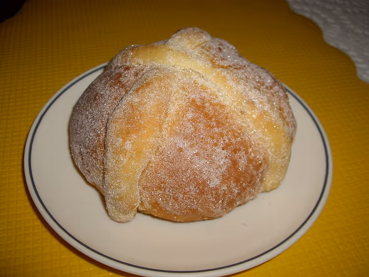Солодкий хліб Пан де Муерто з кістками