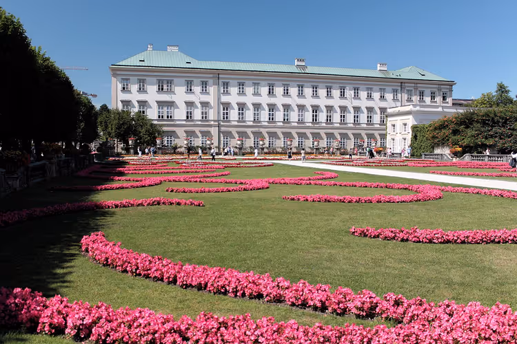 Mirabell-slottet i Salzburg med blomsterbed
