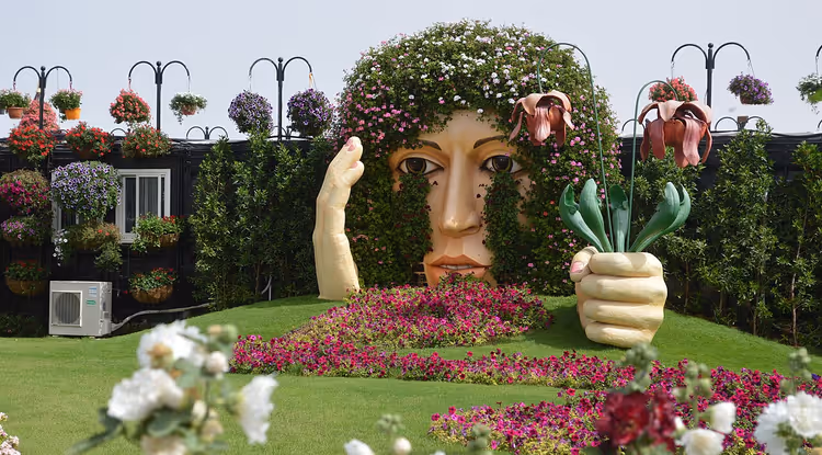 Blomsteransikt i skulptur i Dubai Miracle Garden