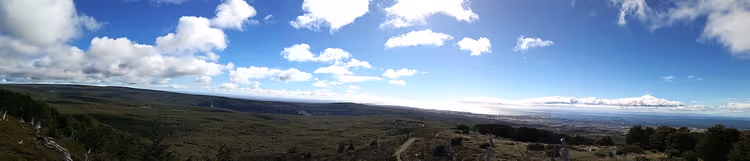 Panorama av den patagoniske steppen og åser under skyer