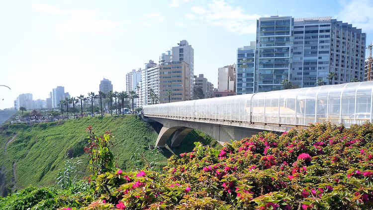 جسر بسقف زجاجي وناطحات سحاب ميرافلوريس