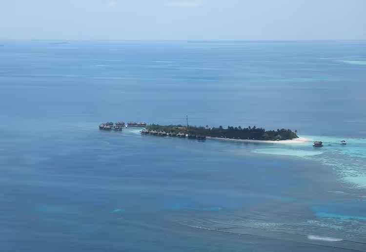 Luchtfoto van Mirihi Island met overwatervilla's