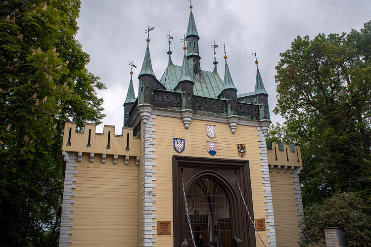 Paviljoen van het spiegelpaleis op de Petrin-heuvel in Praag