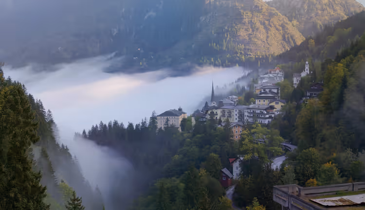 Bad Gastein i tåke blant alpine fjell