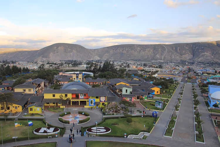 Ekvador'daki Mitad del Mundo kompleksinin panoraması