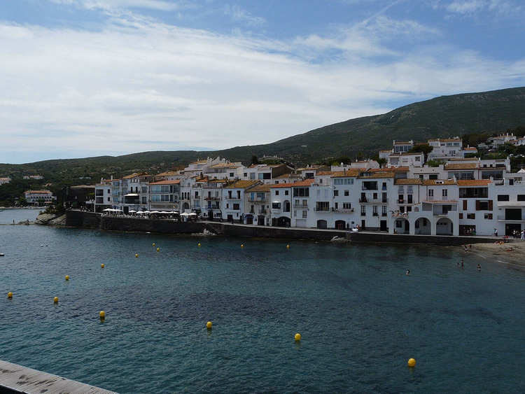 Hvite hus i Cadaqués langs en havbukt