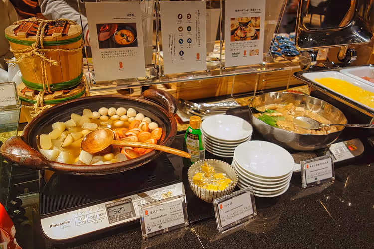 Buffet met warme gerechten in chafing dishes