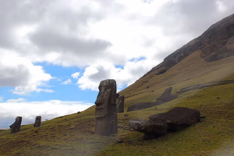 Moai-statuer i skråningen på Rano Raraku