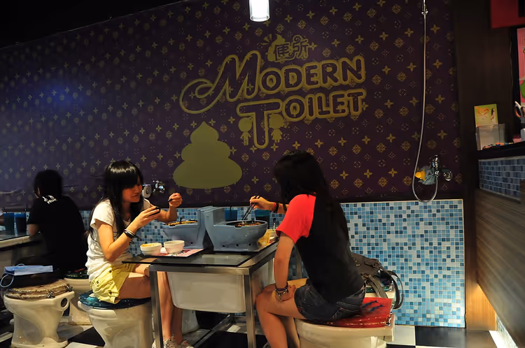 Interiøret på Modern Toilet-restauranten med toalettformede seter