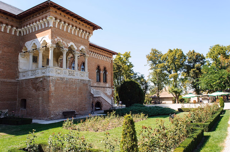 Mogoșoaia mursteinslott med utskåret loggia i hagen