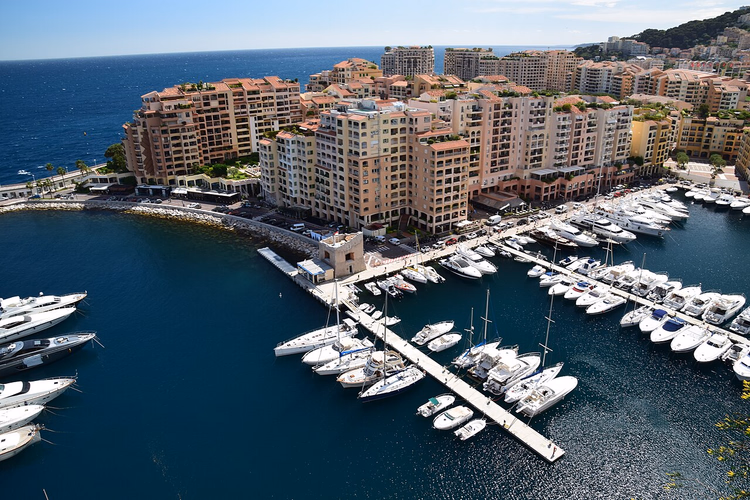 Yachter i Port Fontvieille med bygninger i bakgrunnen