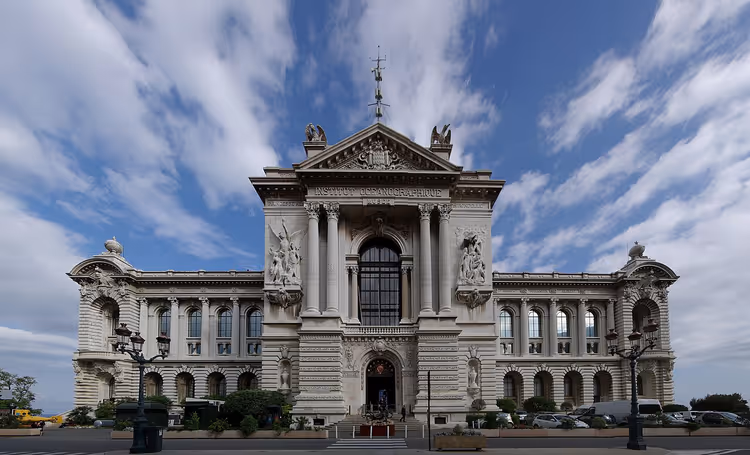 Fasaden til Oseanografisk museum i Monaco med søyler