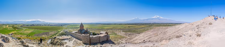 Панорама монастыря Хор Вирап с церковью и Араратом