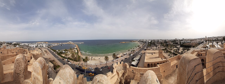Baai en strand van Monastir vanaf de toren van het Ribat