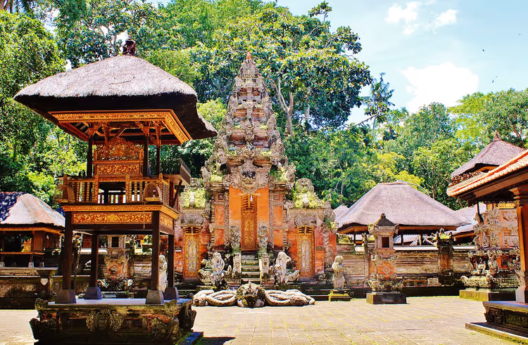 Ubud Maymun Ormanı'ndaki Bali tapınağı