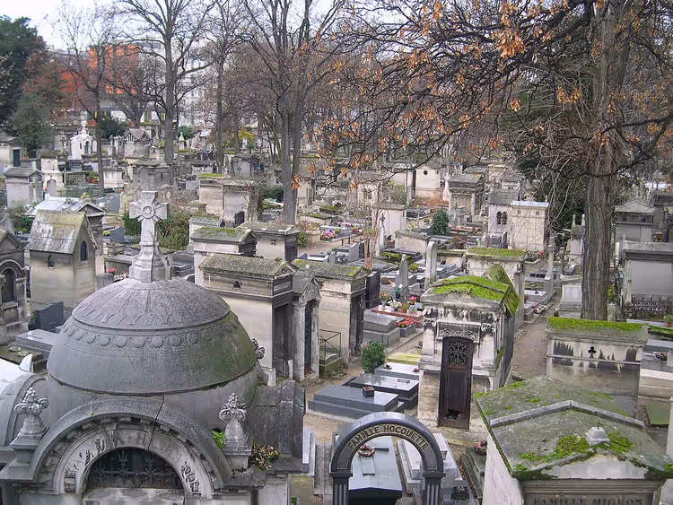 Paris'teki Montmartre Mezarlığı'nda eski mezarlar ve mezar taşları