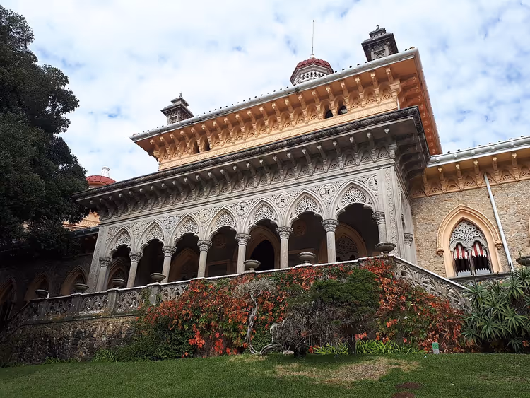 Gevel van Monserrate-paleis met bogen en een koepel