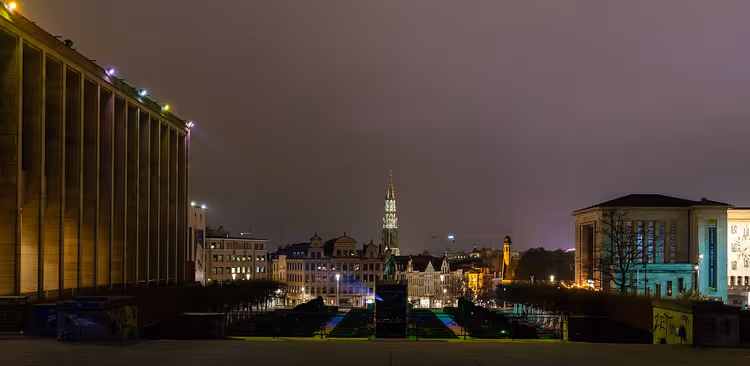 Nachtpanorama van Brussel vanuit de tuinen van de Kunstberg