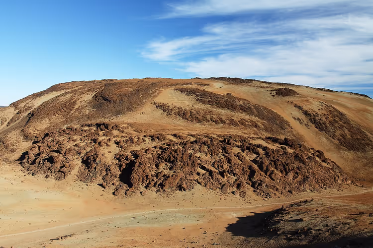Encosta vulcânica árida da Caldera de Las Cañadas em Tenerife