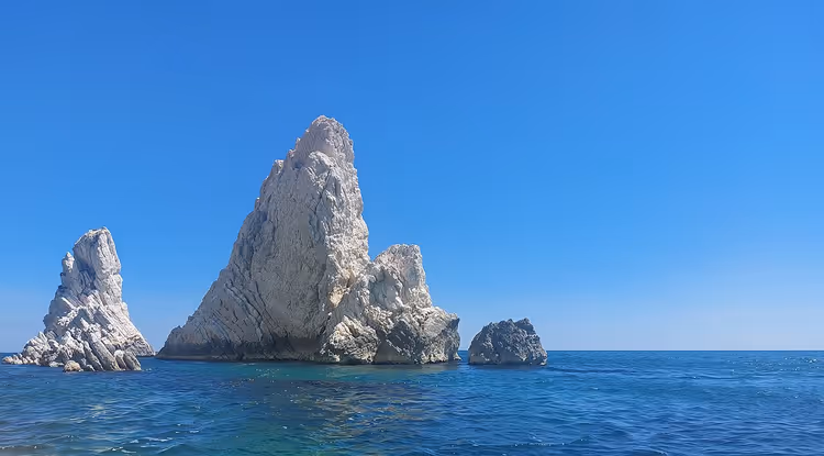 Скалы Дуэ Сорелле в море у горы Конеро