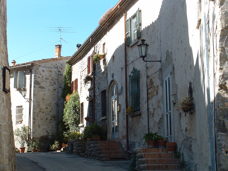 Gammel steingate i Montegiardino