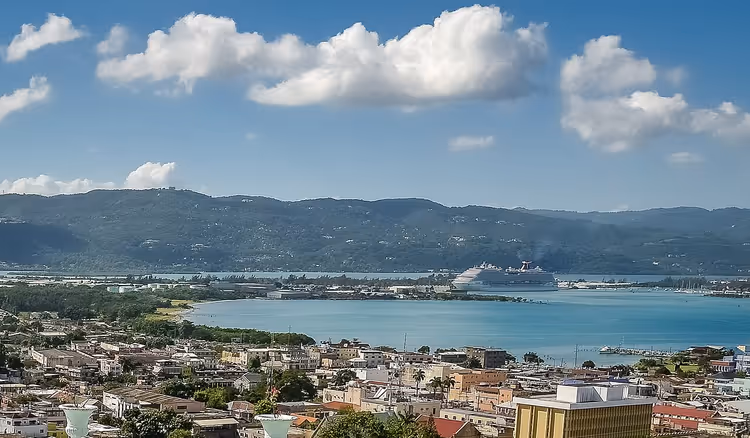 Panorama over Montego Bay med bukt og cruiseskip