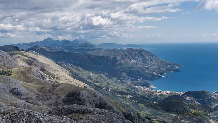 Panorama der bergigen montenegrinischen Küste mit Meer und kleinen Orten