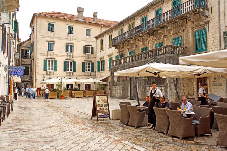 Kasseien plein in de oude stad van Kotor met cafés